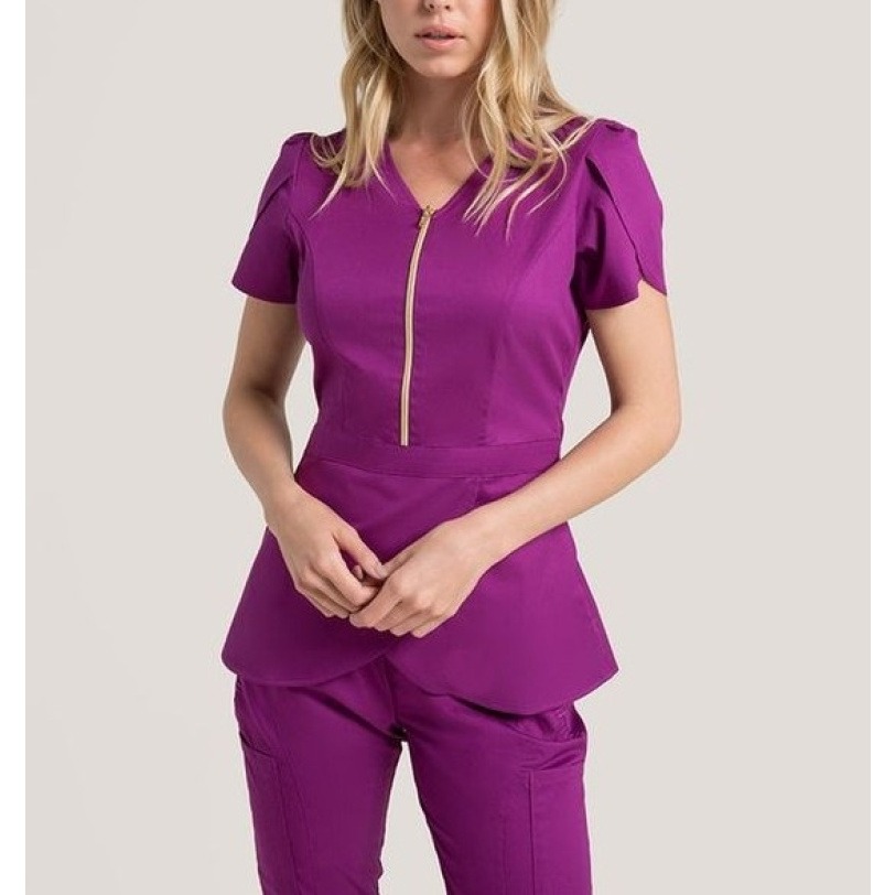 Conjunto D01 tiene un diseño Elegante y moderno, enmarcado por la cremallera dorada y las mangas abiertas que dan mayor comodidad. Recuerda que puedes personalizar tu uniforme antifluido en los colores y detalles que más te gusten.