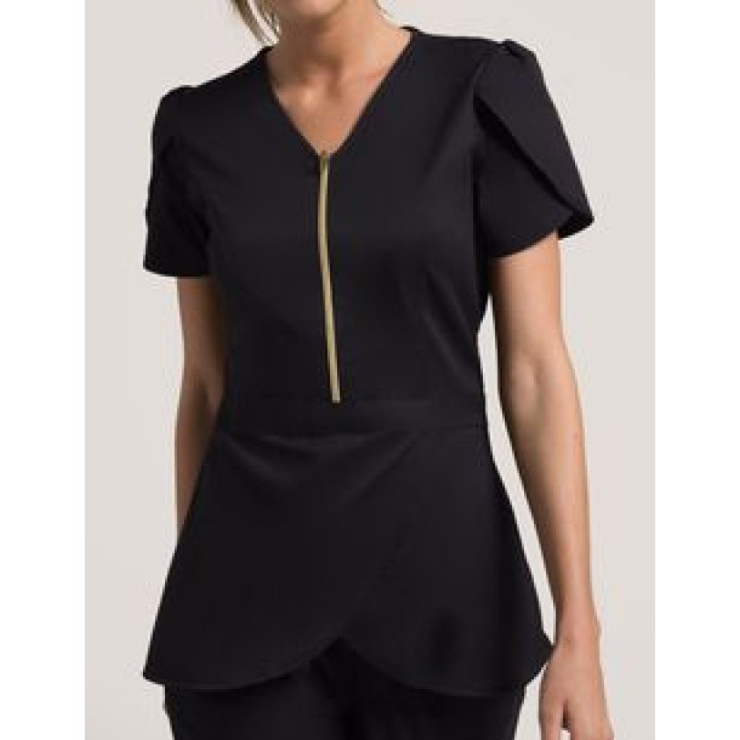 Conjunto D01 tiene un diseño Elegante y moderno, enmarcado por la cremallera dorada y las mangas abiertas que dan mayor comodidad.