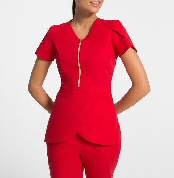 Conjunto D01 tiene un diseño Elegante y moderno, enmarcado por la cremallera dorada y las mangas abiertas que dan mayor comodidad.